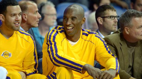 Kobe Bryant a bordocampo nella gara dei Lakers. Usa today