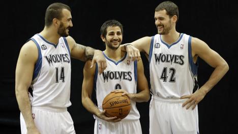 Pekovic, Rubio e Love durante il media day dei Wolves. Ap