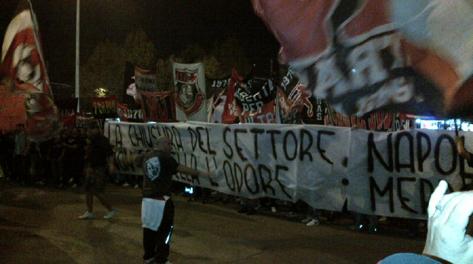  Protesta dei tifosi del Milan all'esterno dello stadio Meazza per la chiusura della Curva sud prima di Milan-Sampdoria.