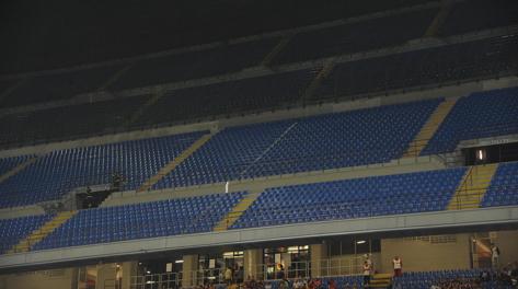 Il secondo anello verde della Curva Sud vuoto durante  Milan-Sampdoria. Ansa