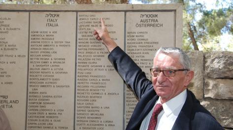 Andrea Bartali, figlio di Gino indica il nome del padre sul Muro d'Onore. Yad Vashem