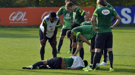Neymar a terra soccorso dai compagni durante l'allenamento a Seul. Ap