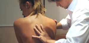 Il chiropratico pu aiutare a guarire o prevenire il mal di schiena. Di Piazza Gigliola