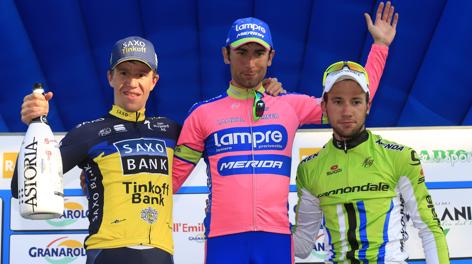Il podio del Giro dell'Emilia: al centro Ulissi. Bettini