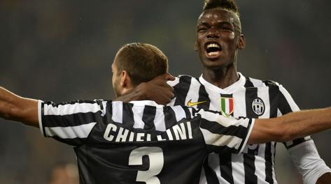 Paul Pogba festeggia con Giorgio Chiellini il terzo gol al Milan. Afp