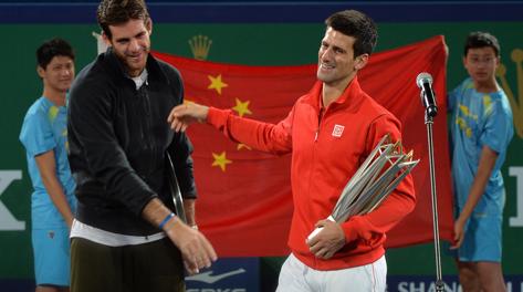 Novak Djokovic scherza con Juan Martin Del Potro. Afp
