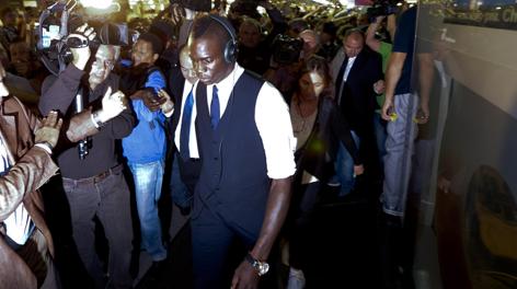 Mario Balotelli all'arrivo a Napoli ieri sera. Ansa