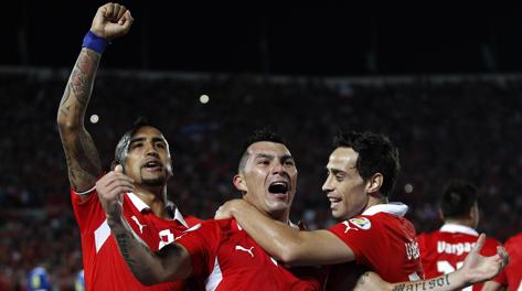 Vidal, a sinistra, festeggia la qualificazione del Cile a Brasile 2014. Reuters
