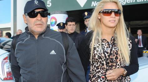 Diego Maradona con la fidanzata Oliva. Ansa
