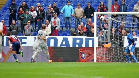 Il gran gol di Gilardino per l'1-0 del Genoa. LaPresse
