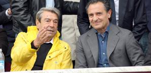 Il ct Prandelli in tribuna con il presidente del Livorno Spinelli. Ansa