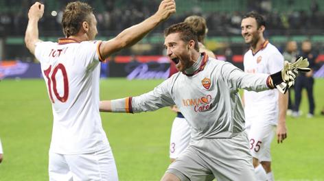 Totti e De Sanctis festeggiano la vittoria della  Roma contro l'Inter. Ansa