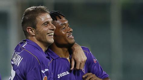 L'abbraccio tra Joaquin e Cuadrado in Fiorentina-Pandurii. Reuters