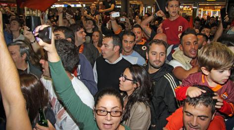 I tifosi aspettano la Roma all'aeroporto di Fiumicino. Ansa