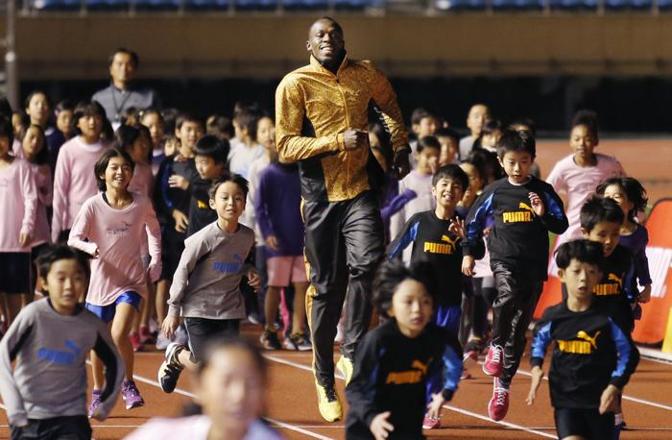 Lo sprinter giamaicano Usain Bolt  ha &#034;gareggiato&#034; oggi tra piccoli atleti giapponesi allo  Stadio Olimpico di Tokyo. Durante una visita,  il plurimedagliato ha anche dichiarato che l&#039;obiettivo 2014  sarà battere il record del mondo sui 200 metri.  
 Lapresse