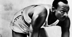 Jesse Owens in un'immagine dell'epoca. Omega