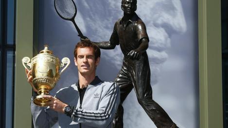 Murray davanti alla statua di Fred Perry, ultimo britannico a vincere Wimbledon. Reuters