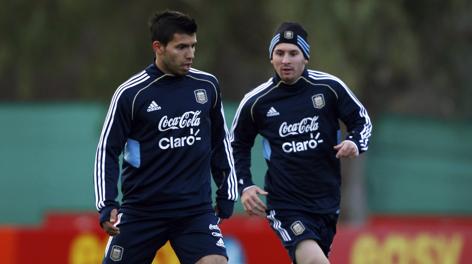 Aguero-Messi, amici in nazionale, nemici in Champions. Reuters