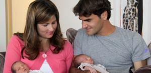 Roger Federer con la moglie Mirka e le gemelle Charlene Riva and Myla Rose nate da poco. Ap 