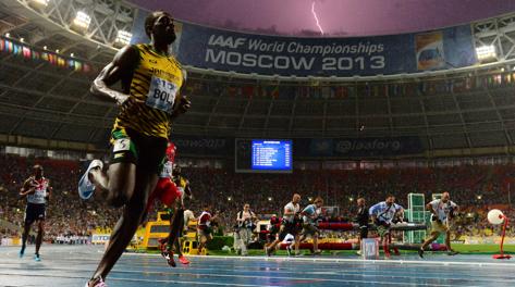 La foto dell'anno del francese Monin: Bolt vince i 100 a Mosca. Afp
