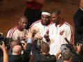 Dwayne Wade, LeBron James e Chris Bosh mostrano l'anello. LaPresse