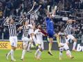 La festa dei giocatori della Juventus dopo il 3-0 alla Roma. Ansa
