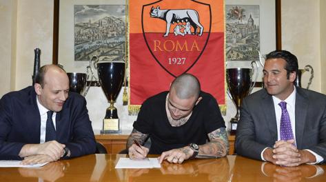 Radja Nainggolan firma il contratto tra il direttore generale Mauro Baldissoni e il Ceo Italo Zanzi. Ansa