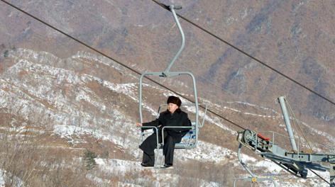 Kim Jong Un in visita alla stazione sciistica di Masik Pass . Ansa