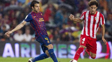 Mario Suarez, 26 anni, contro Cesc Fabregas. Epa