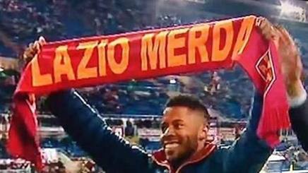 Roma, Bastos si presenta all'Olimpico con la sciarpa anti Lazio: gaffe, e  scuse immediate, - La Gazzetta dello Sport