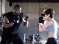Una scena del film Via dall’incubo, Jennifer Lopez prova col suo allenatore le posizioni della Krav maga