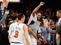 Carmelo Anthony festeggiato dopo i 62 punti contro Charlotte. Reuters