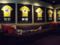 Lance Armstrong, 43 anni circondato dalle 7 maglie gialle del Tour (1999-2005), poi cancellate per doping. Ansa