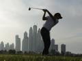 Edoardo Molinari all'ottava buca sullo sfondo i grattacieli di Dubai (Reuters)