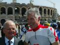 Teofilo Sanson e Francesco Moser nel 2004 davanti l'Arena di Verona. Bettini