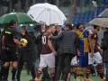 Francesco Totti, Pietro Leonardi e Lucarelli tornano negli spogliatoi: De Marco ha rinviato la partita. Afp