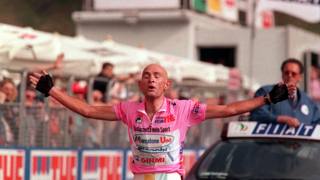 Marco Pantani in rosa nel Giro del '98. LaPresse