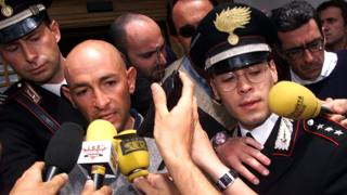 5 giugno 1999, Marco Pantani lascia l'albergo di Madonna di Campiglio