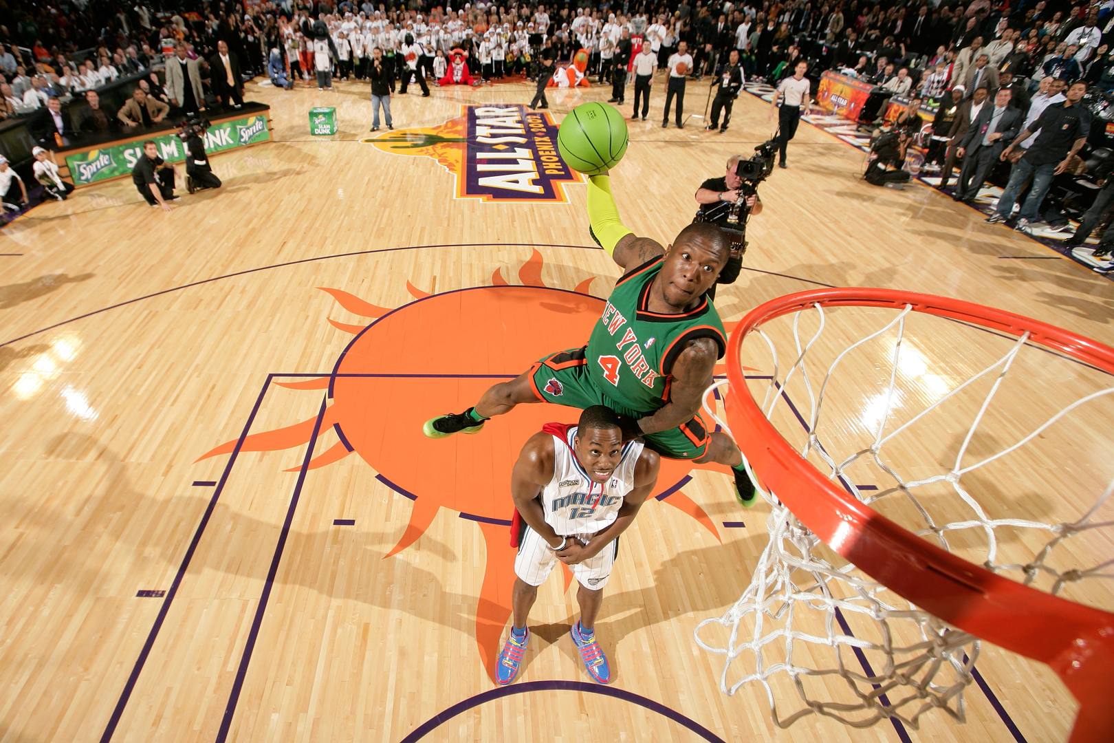 Забивать сверху. Нейт Робинсон данк. Нейт Робинсон данк Контест. Slam Dunk Contest Nate Robinson. Slam Dunk Contest 2009 Nate Robinson.