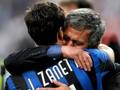 Javier Zanetti abbraccia Jos Mourinho ai tempi dell'Inter. Ap/Lapresse
