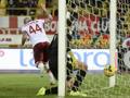 Bologna: Nainggolan esulta dopo aver segnato il primo gol con la maglia della Roma. Epa