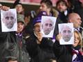 La protesta dei tifosi della Fiorentina con le foto di Borja Valero. Ansa