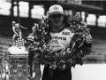 Un Jacques Villeneuve 24enne nel 1995 vincitore della 500 Miglia di Indianapolis. Ansa