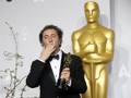 Paolo Sorrentino con l'Oscar ricevuto per 