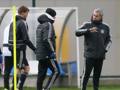 Jos Mourinho catechizza i giocatori del Chelsea. Reuters