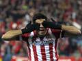Diego Costa festeggia alla sua maniera il gol dell'1-0. Reuters