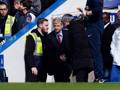 La stretta di mano tra Wenger e Mourinho. Action Images