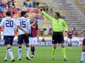 L’arbitro Gervasoni ammonisce  il difensore del Cagliari Rossettini. Ansa