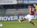 Mattia Destro segna il gol del 2-0 a Verona contro il Chievo. Ap