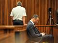 Oscar Pistorius scrive un sms in tribunale. Epa